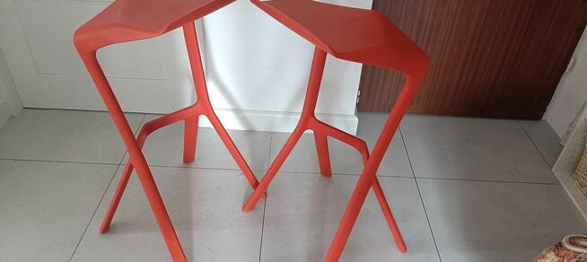 Piękne designerskie czerwone hokery barowe – komplet 2 sztuk