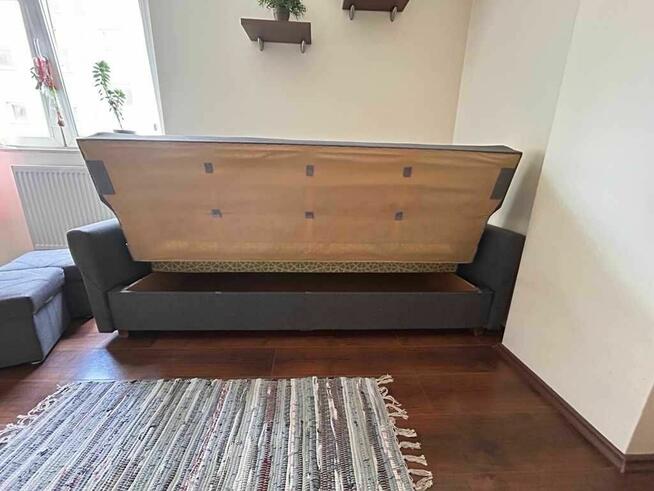 Sofa z funkcją spania ze schowkiem na pościel + 2 podnóżki