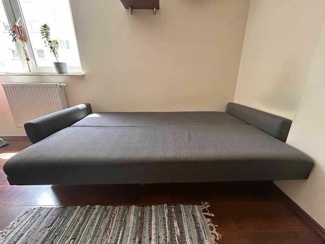 Sofa z funkcją spania ze schowkiem na pościel + 2 podnóżki