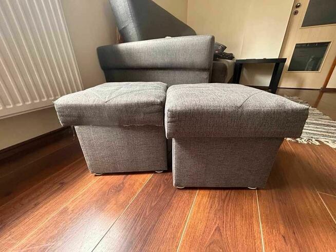 Sofa z funkcją spania ze schowkiem na pościel + 2 podnóżki