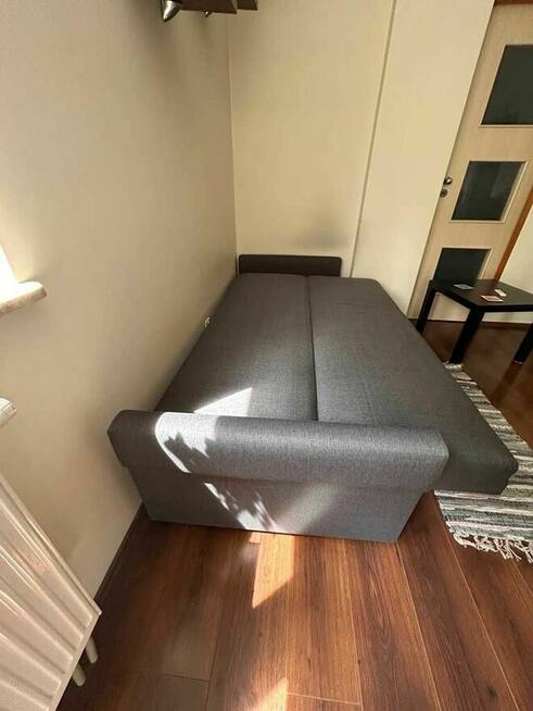 Sofa z funkcją spania ze schowkiem na pościel + 2 podnóżki