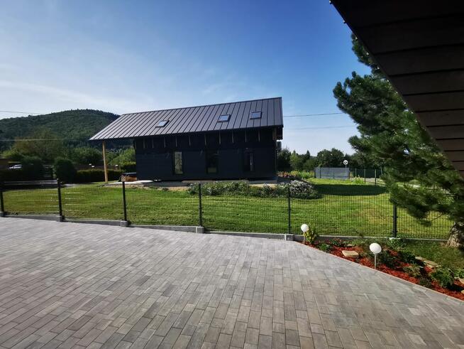 Nowoczesny Dom Typu STODOŁA 124 m² w Lipowej z widokiem na S