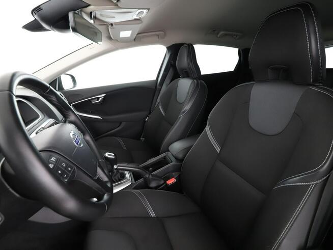 Volvo V40 niski przebieg navi grzane fotele PDC tempomat ksenon