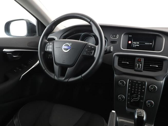 Volvo V40 niski przebieg navi grzane fotele PDC tempomat ksenon