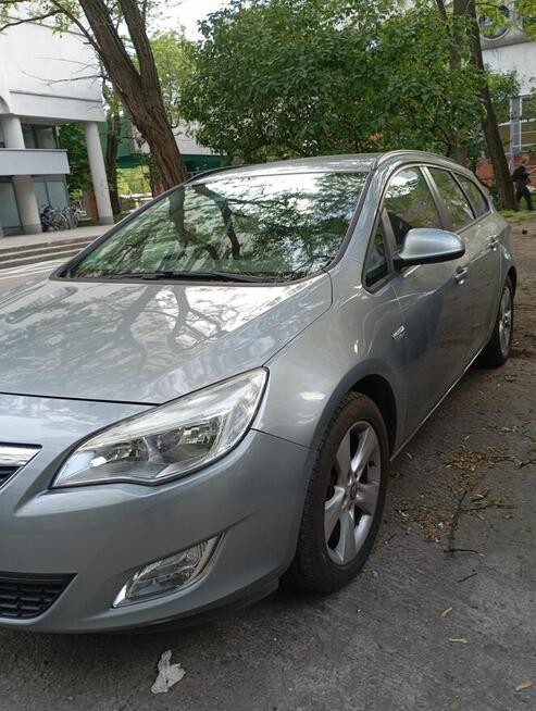 Sprzedam prywatny samochód Opel Astra J Kombi z niezawodnym