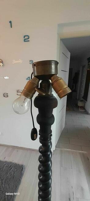 Drewniana stojąca lampa w stylu retro