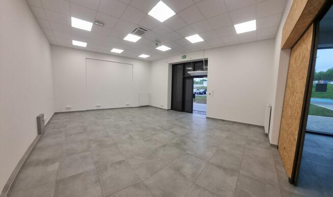 Atrakcyjny nowoczesny lokal , parter witryny, parking