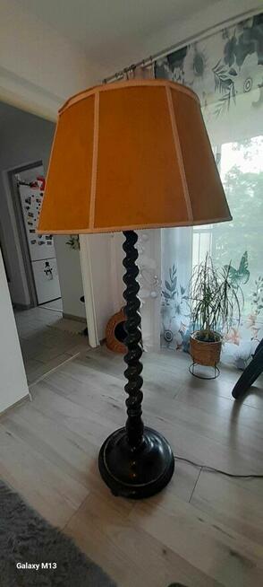 Drewniana stojąca lampa w stylu retro