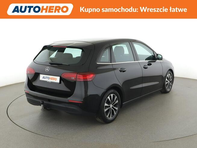 Mercedes B 180 mHEV automat full LED navi MBUX Premium kamera cofania el. klapa grzan