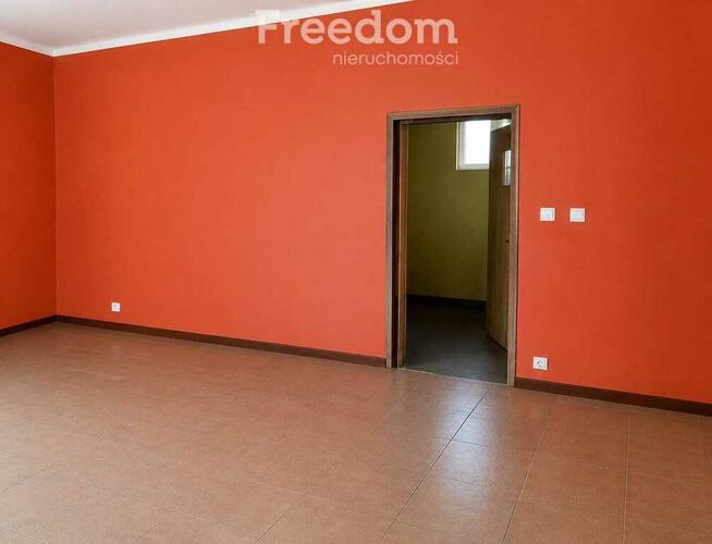Budynek Handlowy w centrum Marzęcina.