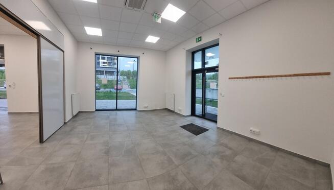 Atrakcyjny nowoczesny lokal , parter witryny, parking