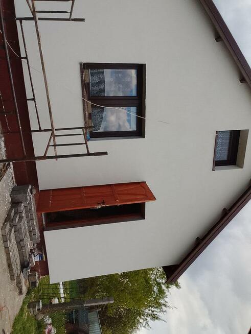Oferuje