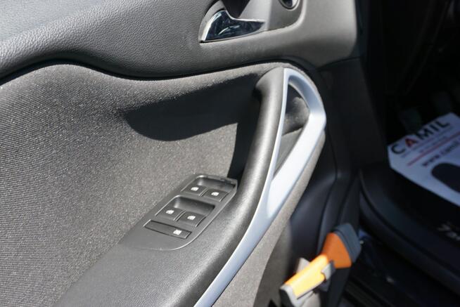 Opel Zafira 7 osobowy, zarejestrowany, ubezpieczony, I rej. 11 grudzień 2015 r.