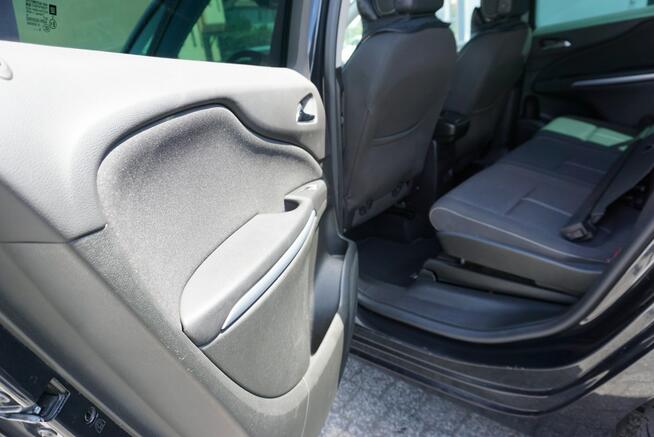 Opel Zafira 7 osobowy, zarejestrowany, ubezpieczony, I rej. 11 grudzień 2015 r.