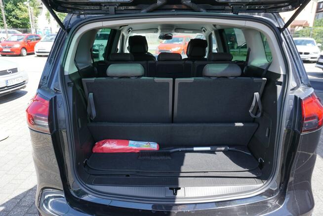 Opel Zafira 7 osobowy, zarejestrowany, ubezpieczony, I rej. 11 grudzień 2015 r.
