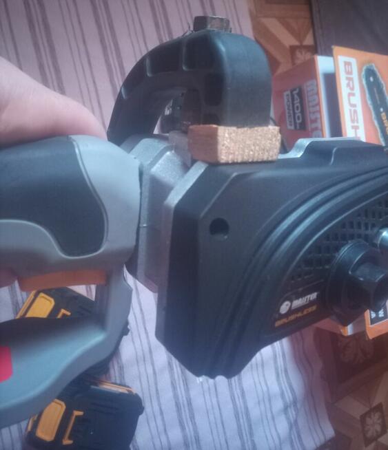Piła łańcuchowa akumulatorowa bezszczotkowa 2x 4.0Ah Majster