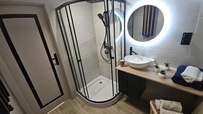 Nowoczesny, dwupoziomowy apartament 56 m² – gotowy do zamies