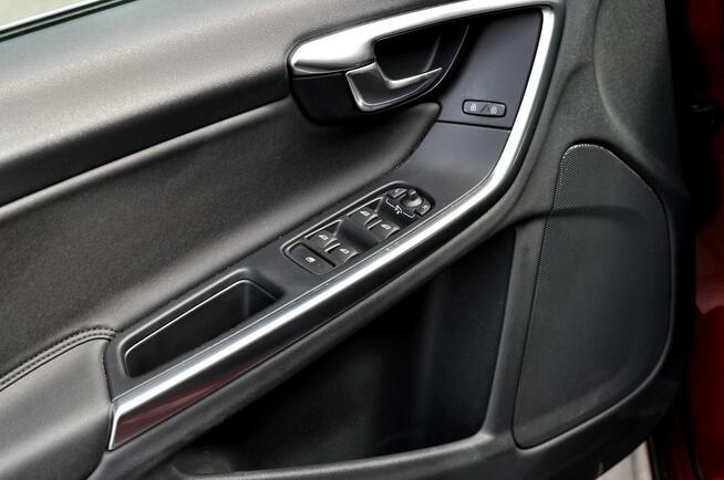 Volvo V60 T4 Benzyna 180Km Xenon Ledy Skóra Navi Blisy Kamera Full Opcja
