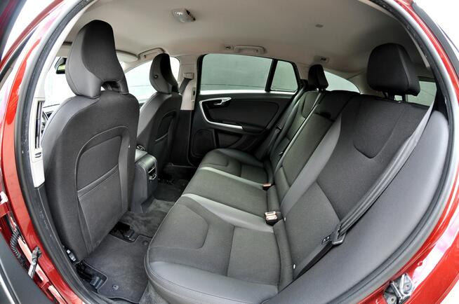Volvo V60 T4 Benzyna 180Km Xenon Ledy Skóra Navi Blisy Kamera Full Opcja