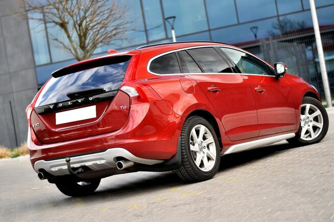 Volvo V60 T4 Benzyna 180Km Xenon Ledy Skóra Navi Blisy Kamera Full Opcja