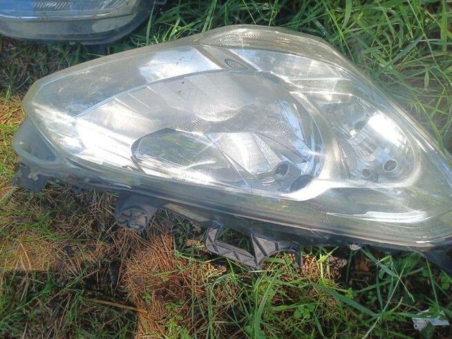 Lampy przednie Citroën Berlingo II lub Peugeot Partner II.