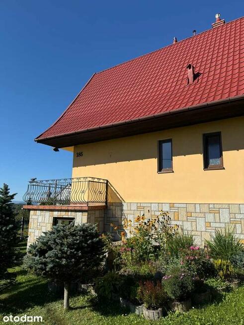 Dom z garażem i ogrodem w pięknej okolicy