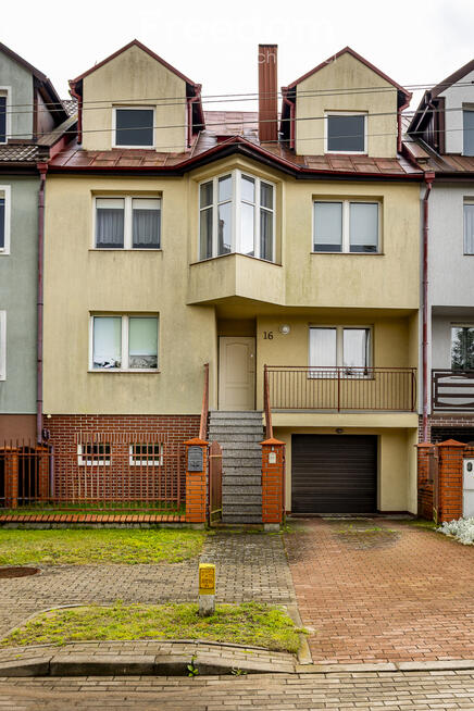 Dom przy lesie i jeziorze – przestrzeń dla rodziny
