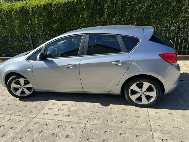 Opel Astra Mocna benzyna, klimatyzacja , czujniki, hak, nawigacja, opony wielosez