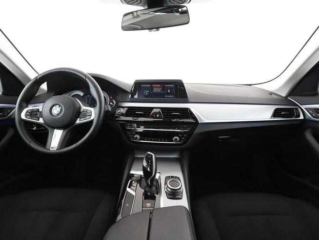 BMW 520 automat full LED navi klima auto ACC grzane fotele kamera i czuj. park