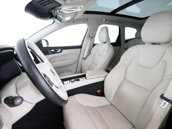 Volvo XC 60 PHEV jasne skóry 4x4 full LED panorama kamera i czujniki parkowania as