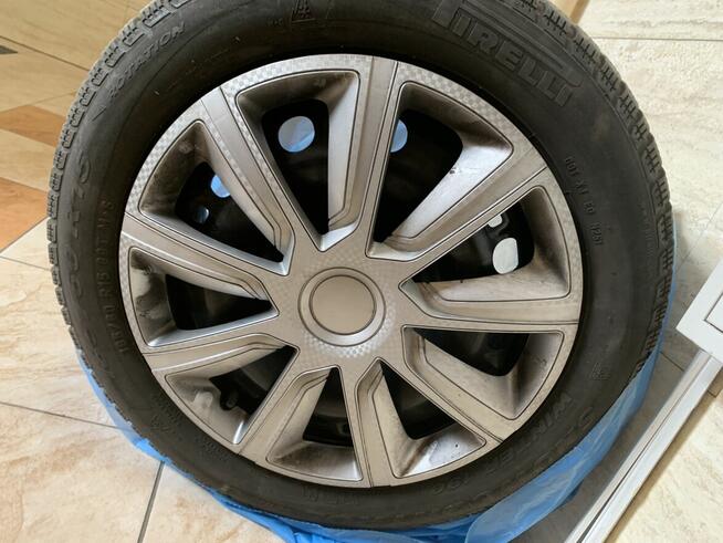 Sprzedam opony zimowe Pirelli felgi oraz kołpaki ozdobne