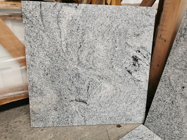 Płytki granitowe VISCONT WHITE 60x60x1,5 poler, płomień