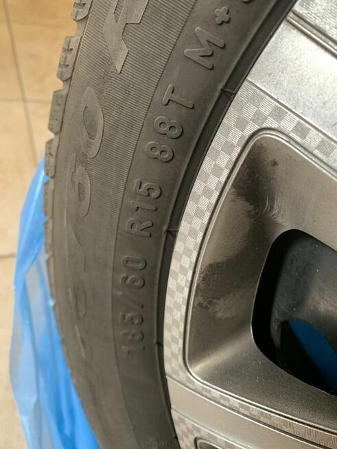 Sprzedam opony zimowe Pirelli felgi oraz kołpaki ozdobne