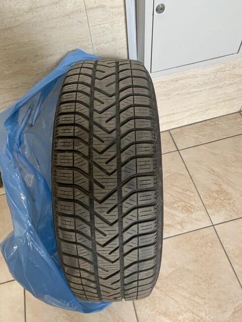 Sprzedam opony zimowe Pirelli felgi oraz kołpaki ozdobne