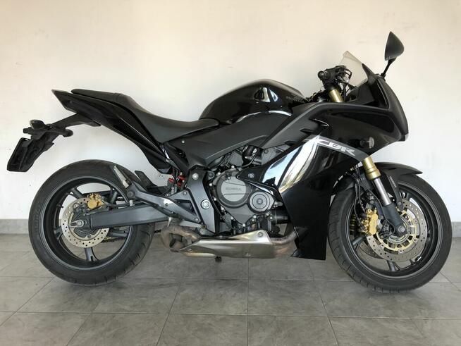 Honda CBR600F stoi w grazu 9 lat. Pali z dotyku.