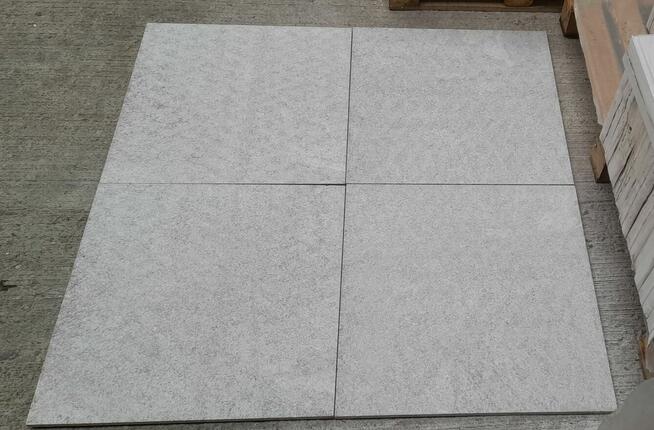 Płytki granitowe VISCONT WHITE 60x60x1,5 poler, płomień