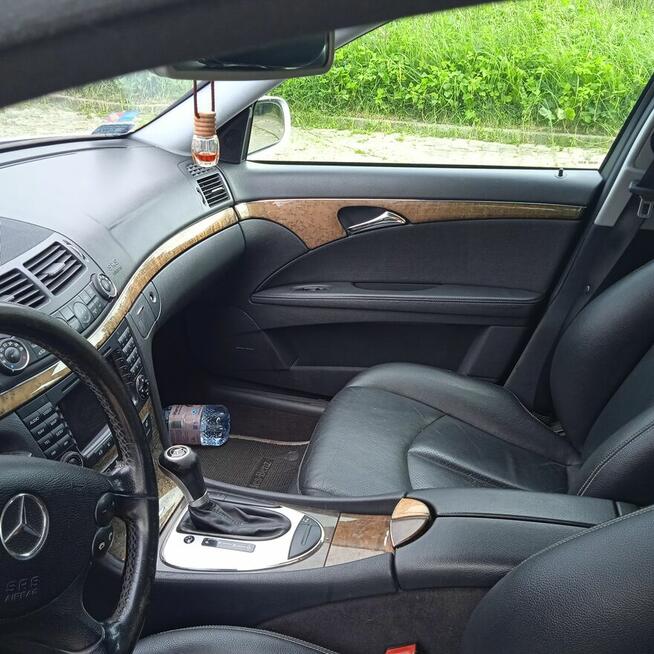 SPRZEDAM MERCEDESAW 211 ZADBANY ,GARAŻOWANY ,SREBRNY 200 5 A