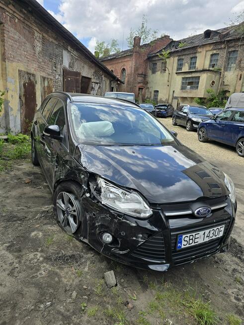 ford focus 2014 po szkodzie uderzony prawy przód Uszkodzony