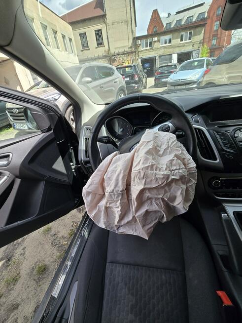 ford focus 2014 po szkodzie uderzony prawy przód Uszkodzony