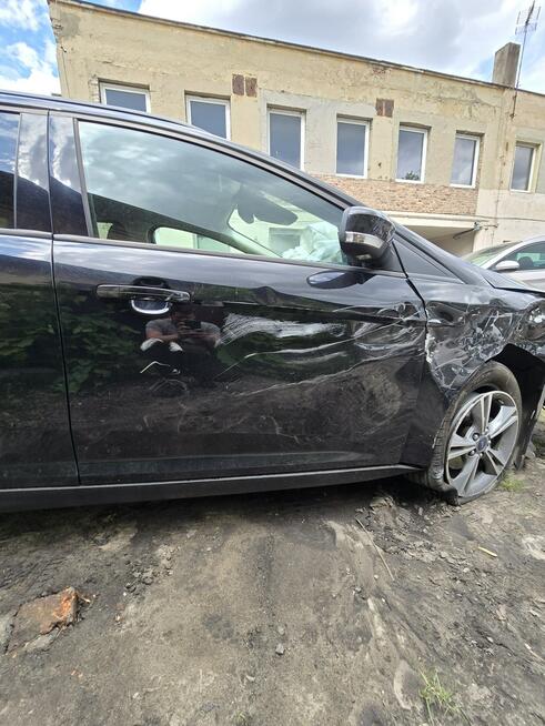 ford focus 2014 po szkodzie uderzony prawy przód Uszkodzony