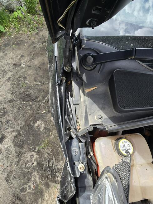 ford focus 2014 po szkodzie uderzony prawy przód Uszkodzony