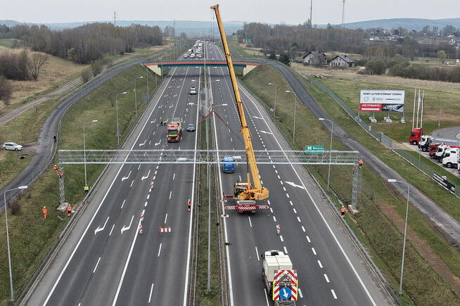 Wynajem dźwigów podnośników zwyżek ładowarek maszyn budowlan