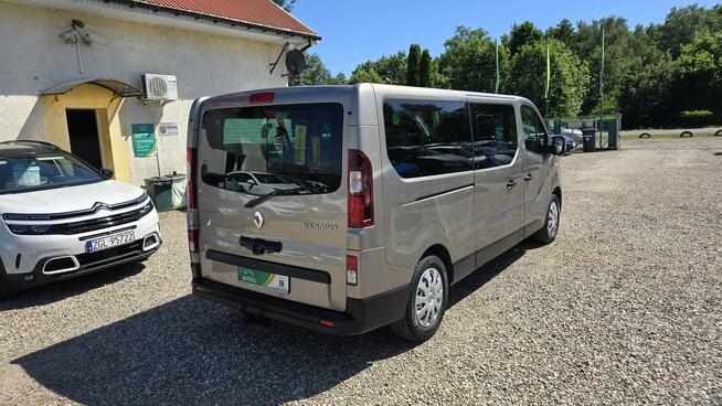 Renault Trafic 9 miejsc, 2 komplety kół