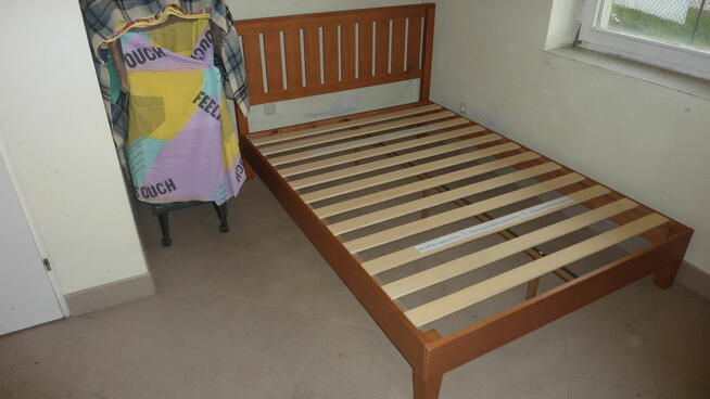 Łóżko drewniane z materacem dł.200xszer.130cm.mało używane.