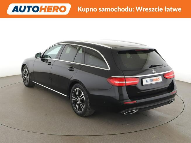 Mercedes E 200 automat jasne skóry full LED duże ekrany kamera i asystent parkowania
