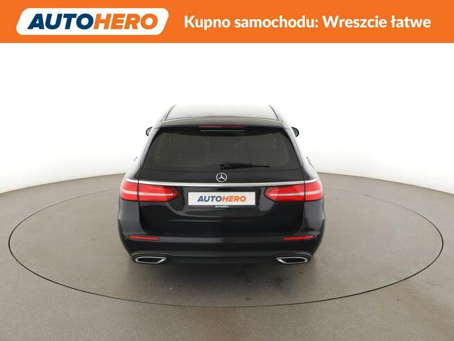 Mercedes E 200 automat jasne skóry full LED duże ekrany kamera i asystent parkowania
