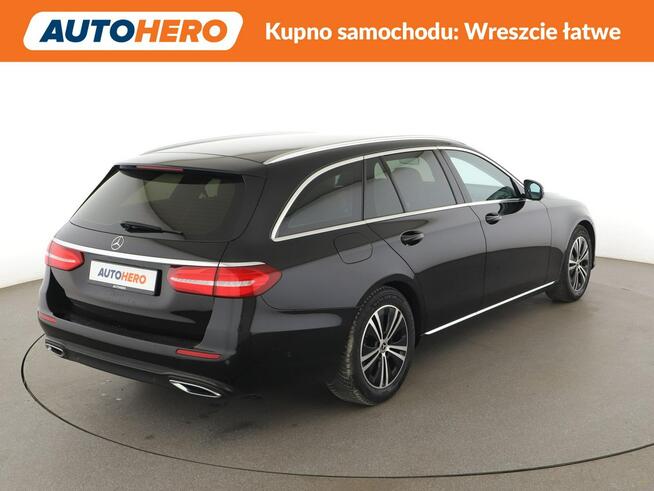 Mercedes E 200 automat jasne skóry full LED duże ekrany kamera i asystent parkowania