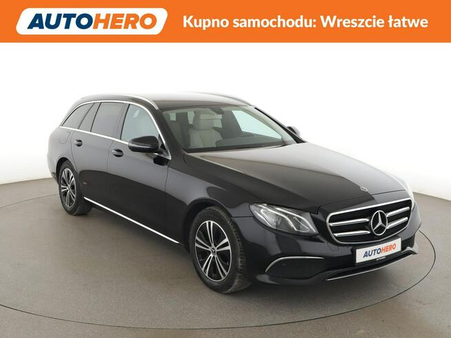 Mercedes E 200 automat jasne skóry full LED duże ekrany kamera i asystent parkowania