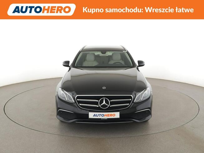 Mercedes E 200 automat jasne skóry full LED duże ekrany kamera i asystent parkowania