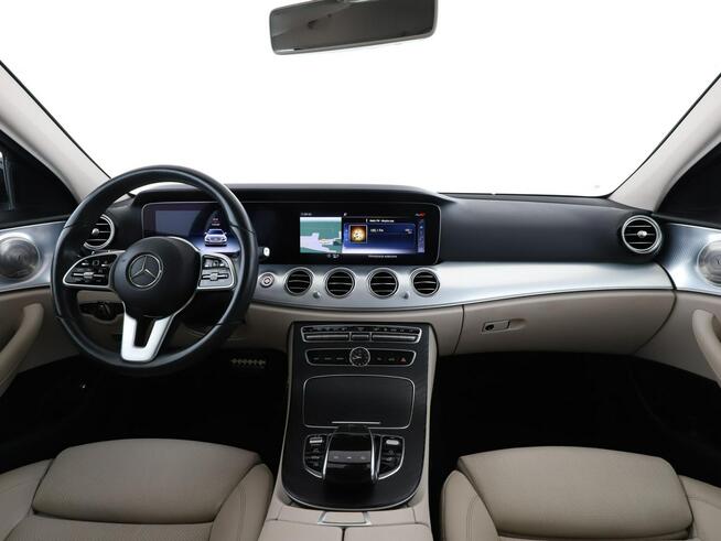 Mercedes E 200 automat jasne skóry full LED duże ekrany kamera i asystent parkowania